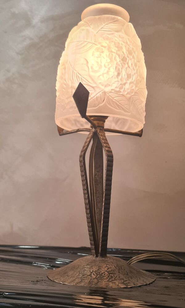 Lampe fer forgé, tulipe verre moulé pressé non signé 1930 a 40