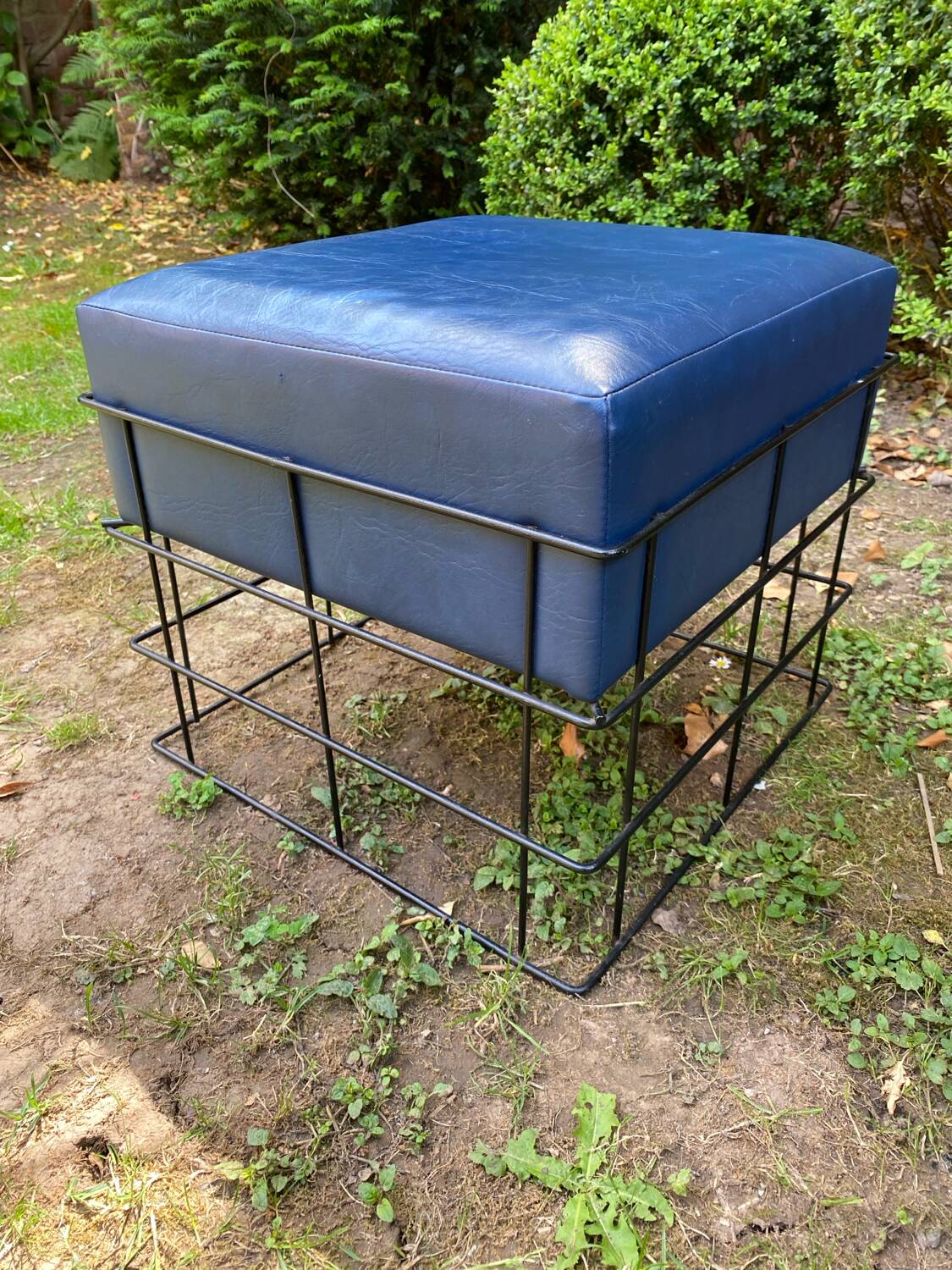 Square stool in black lacquered steel wire and blue leatherette circa 1970