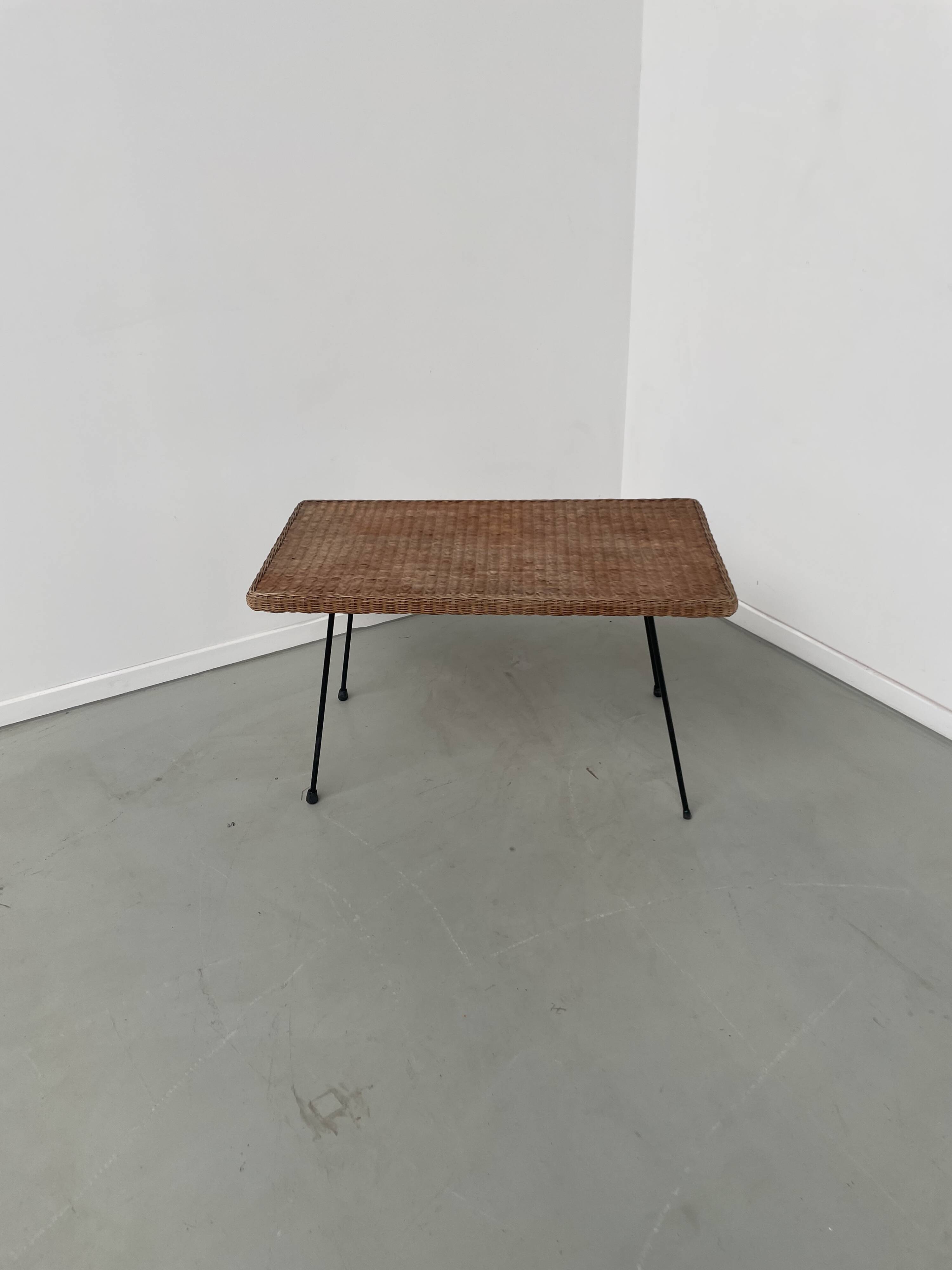 Table basse osier tressé et métal 1960