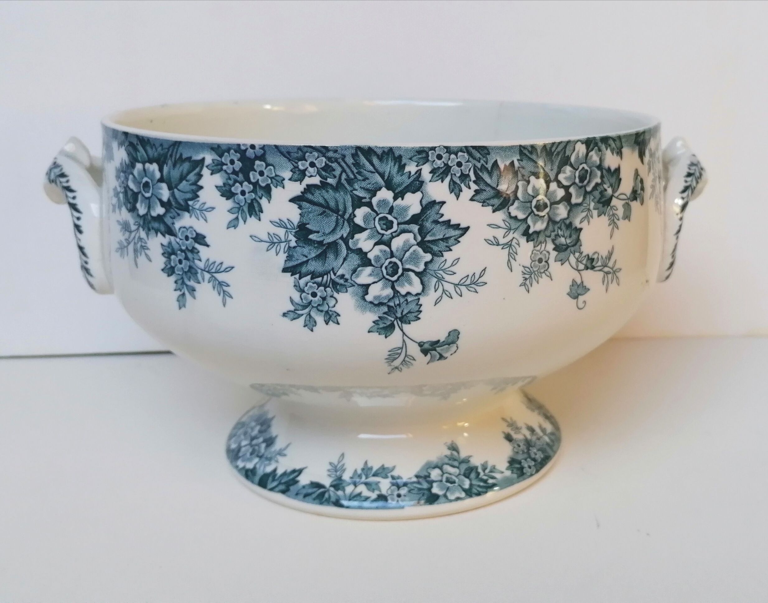 Tureen Saint Amand and Hanage Marie-Louise