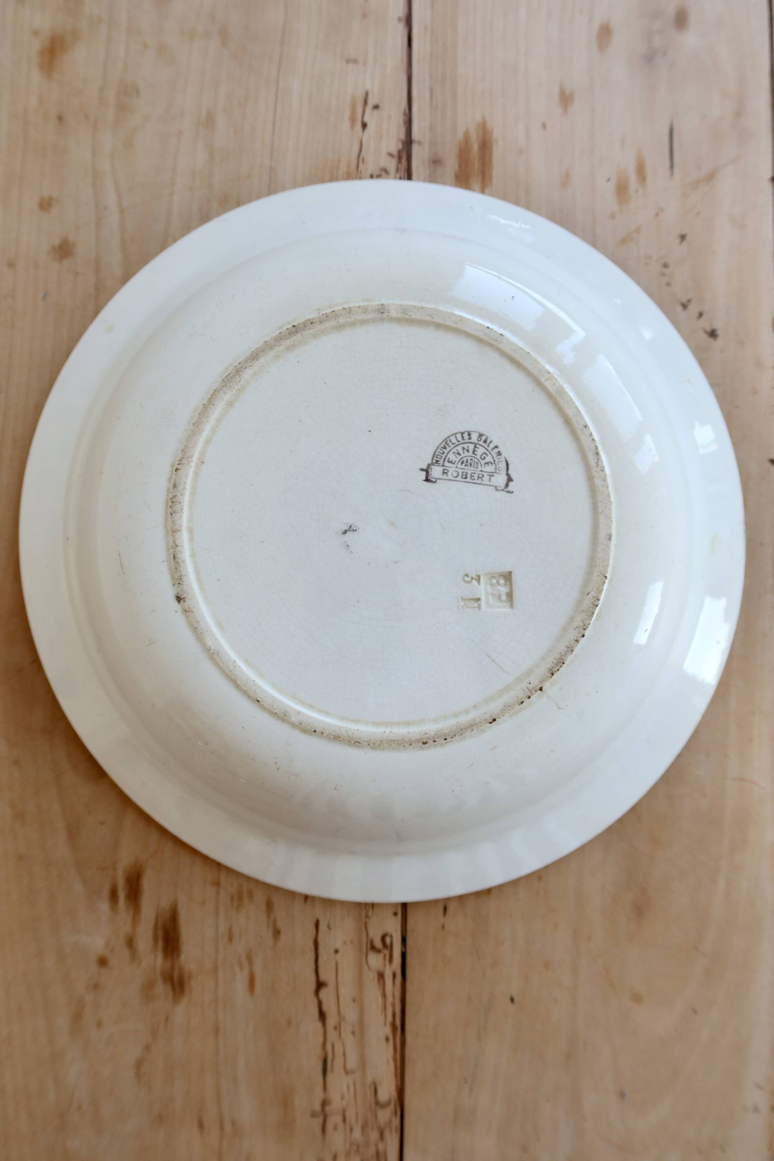Plat rond vintage terre de fer - Nouvelles Galeries Ennegé Paris