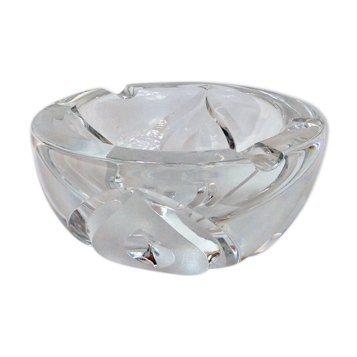 Round cut crystal ashtray signed dimension: height -8cm- diameter -16cm-