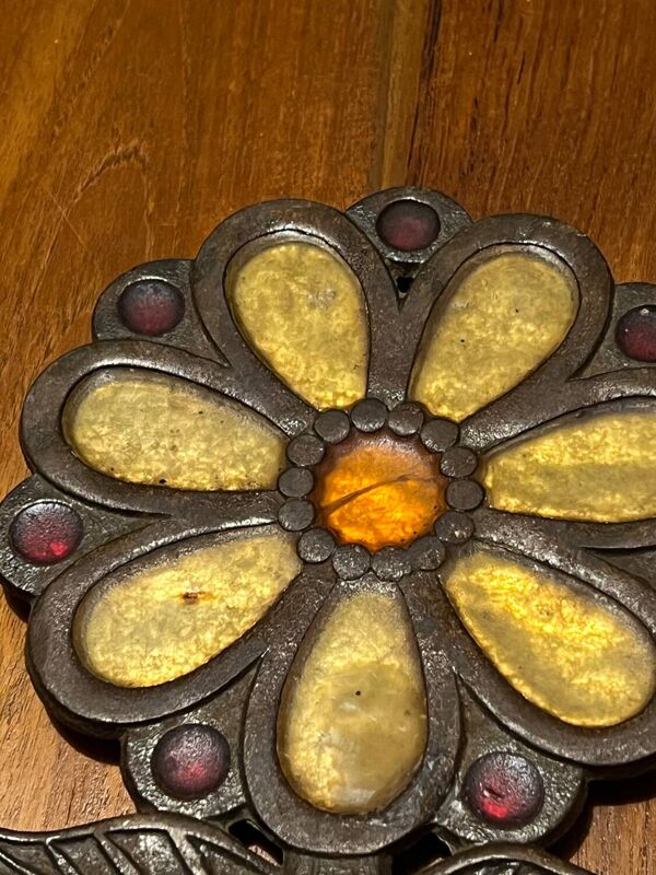 Dessous de plat en talosel et métal attribué à Line Vautrin, vers 1950-1960