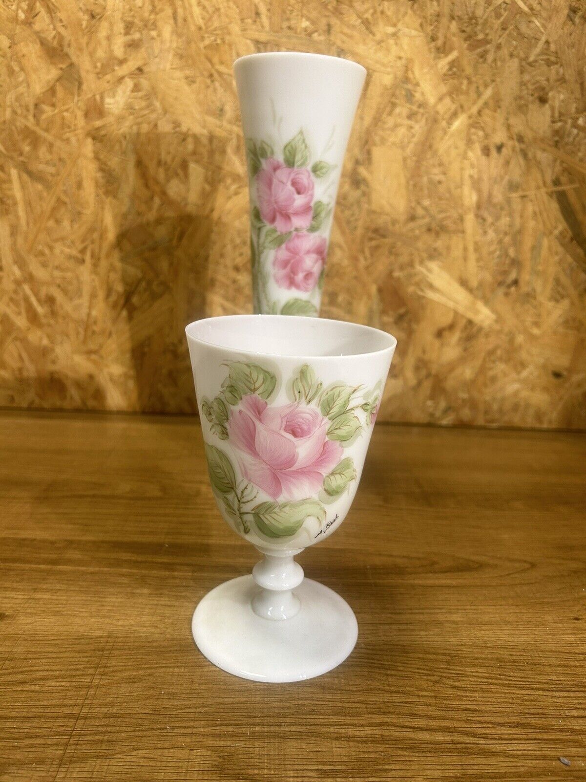 Vase and white eopaline glass set with painted floral decoration - Paris, vintage