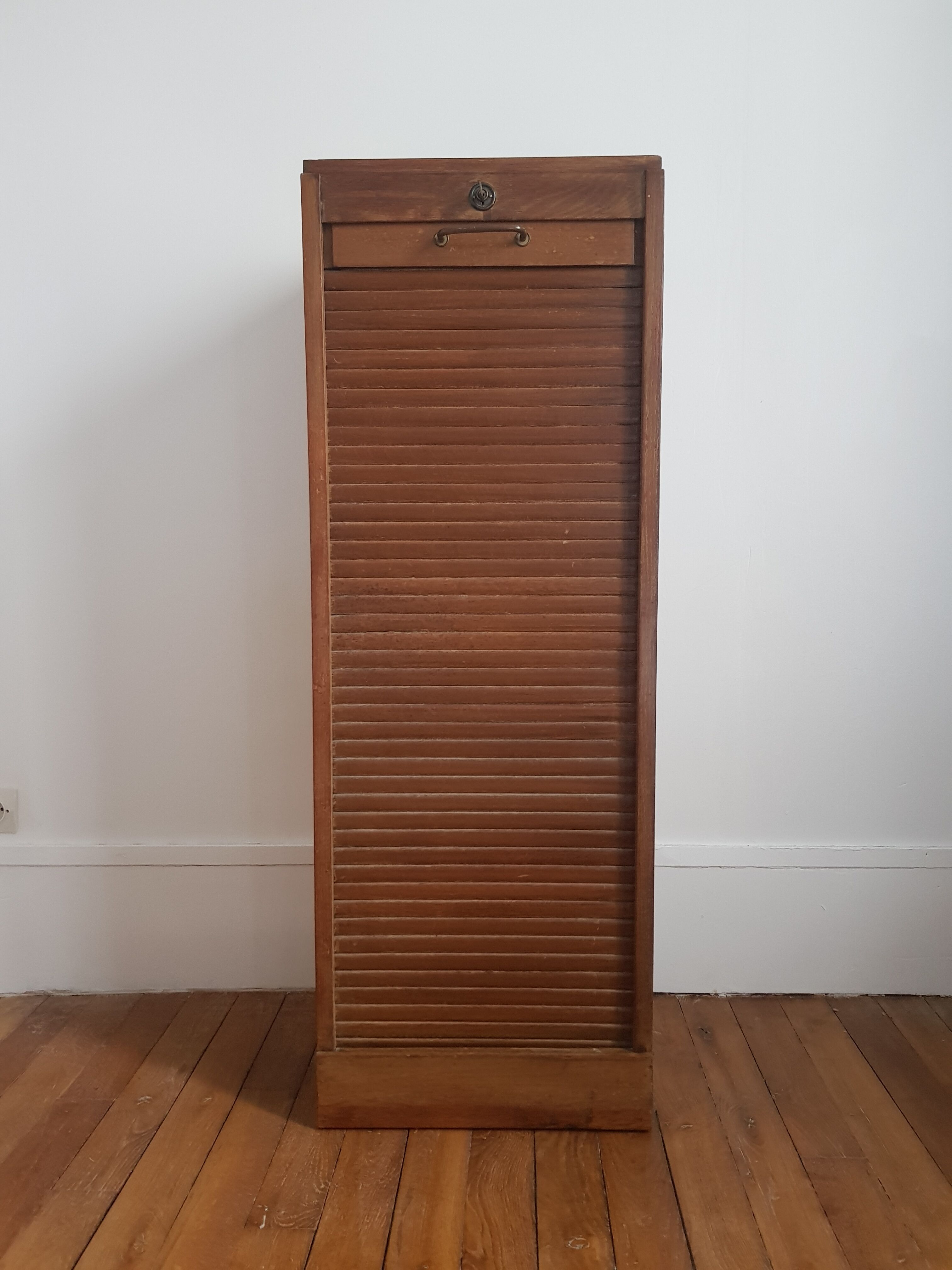 Sliding curtain cabinet