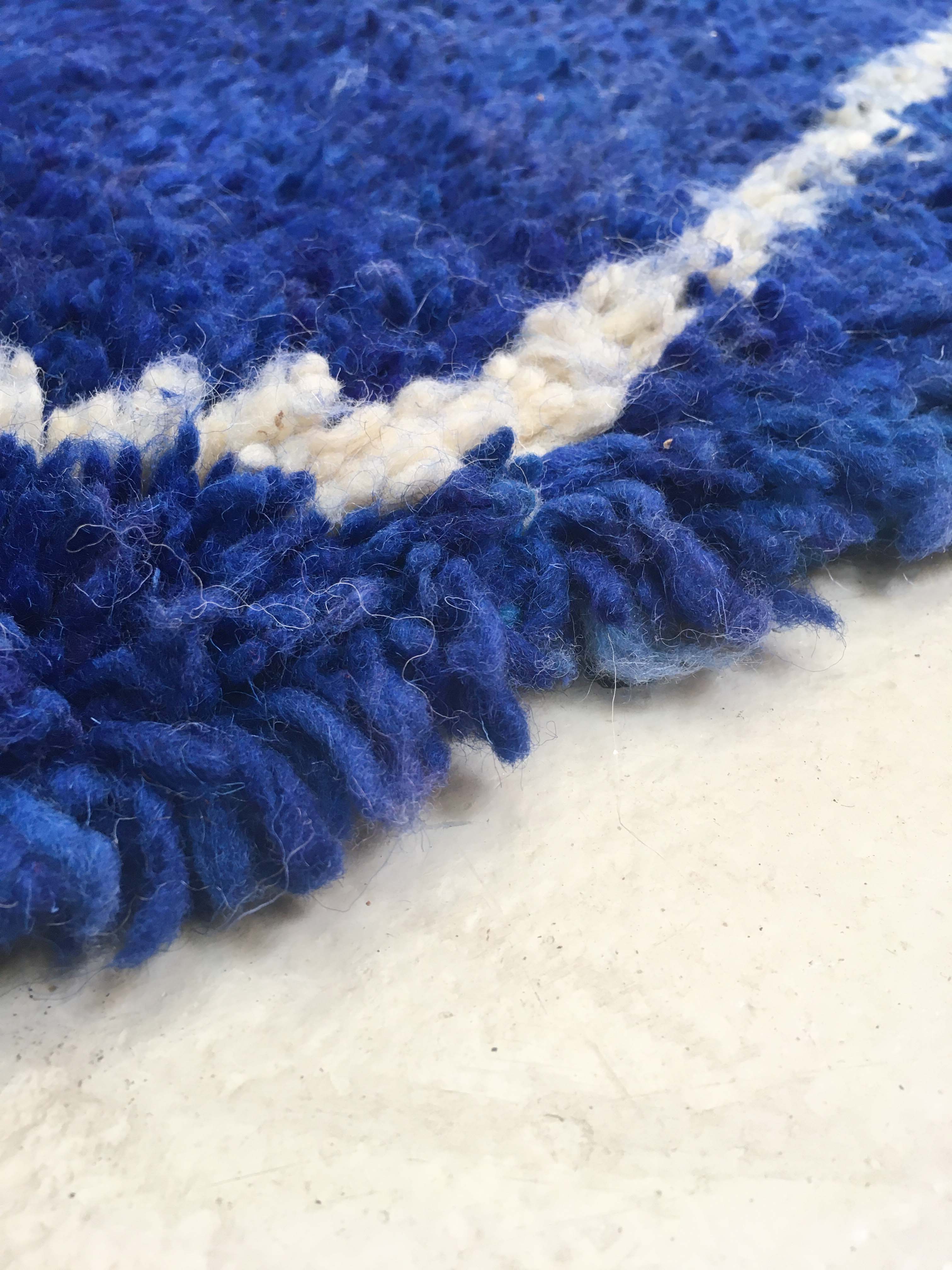 Berber carpet beni ouarain blue majorelle with unbleached diamonds 290x202m