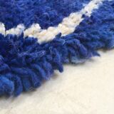 Tapis berbère beni ouarain bleu majorelle à losanges écrus 290x202m