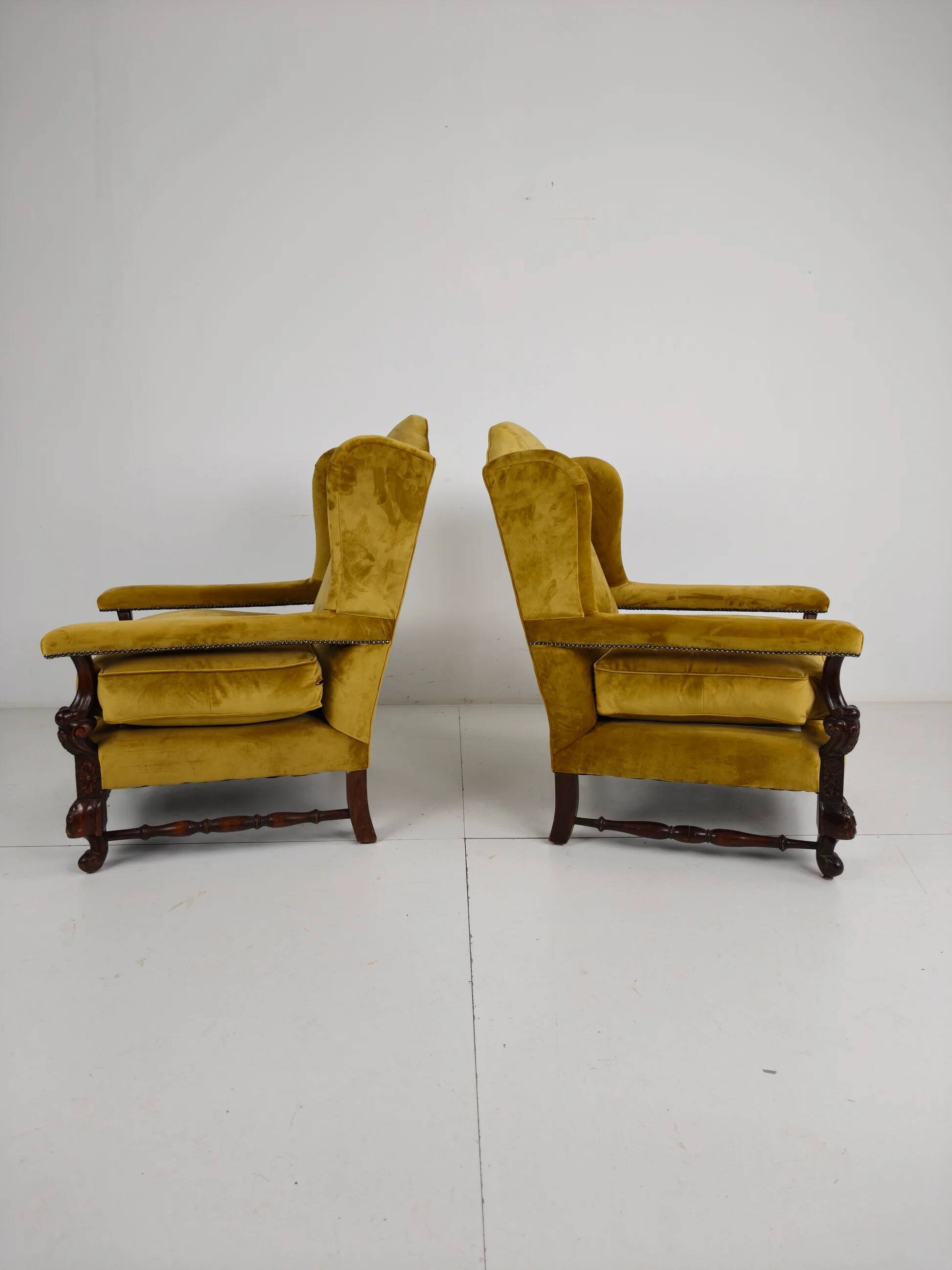 Paire de fauteuils en noyer sculpté du XIXe siècle – motifs floraux – revêtement en velours