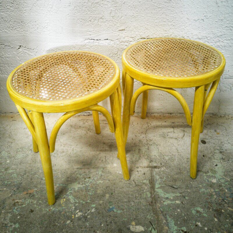 Duo de tabourets en bois et cannage