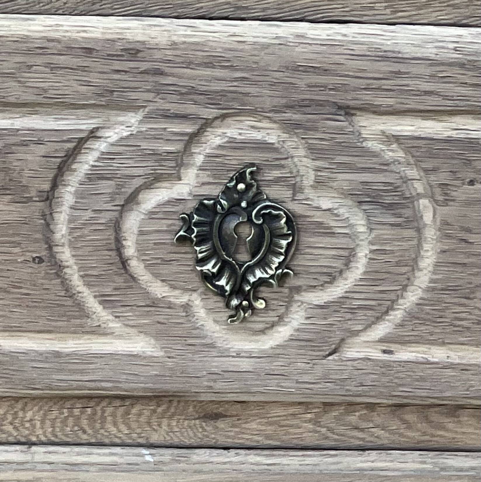 Louis XV chest of drawers in solid oak, late 18th century – Loire Valley