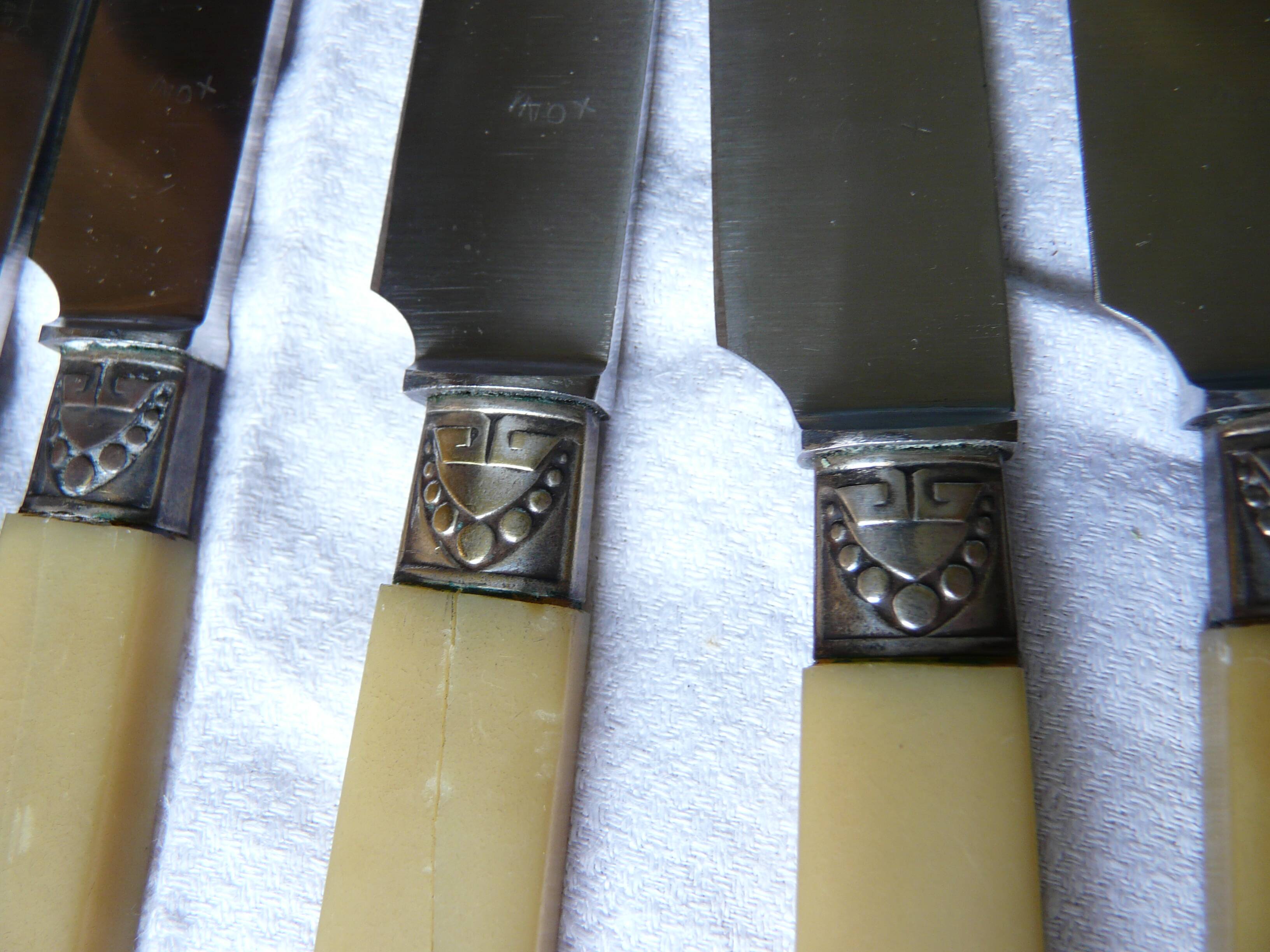 box of 12 stainless steel knives with bakelite handle and silver metal ferrule art decp