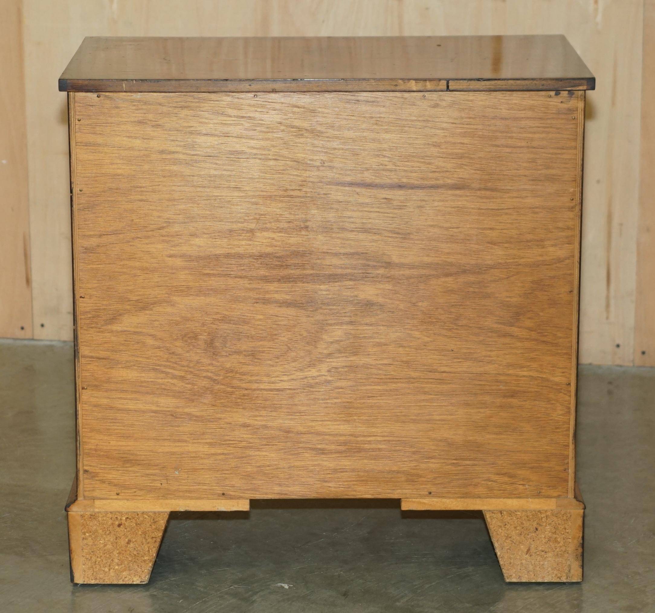 Georgian commode in yew wood with burr and burl grain, medium size.