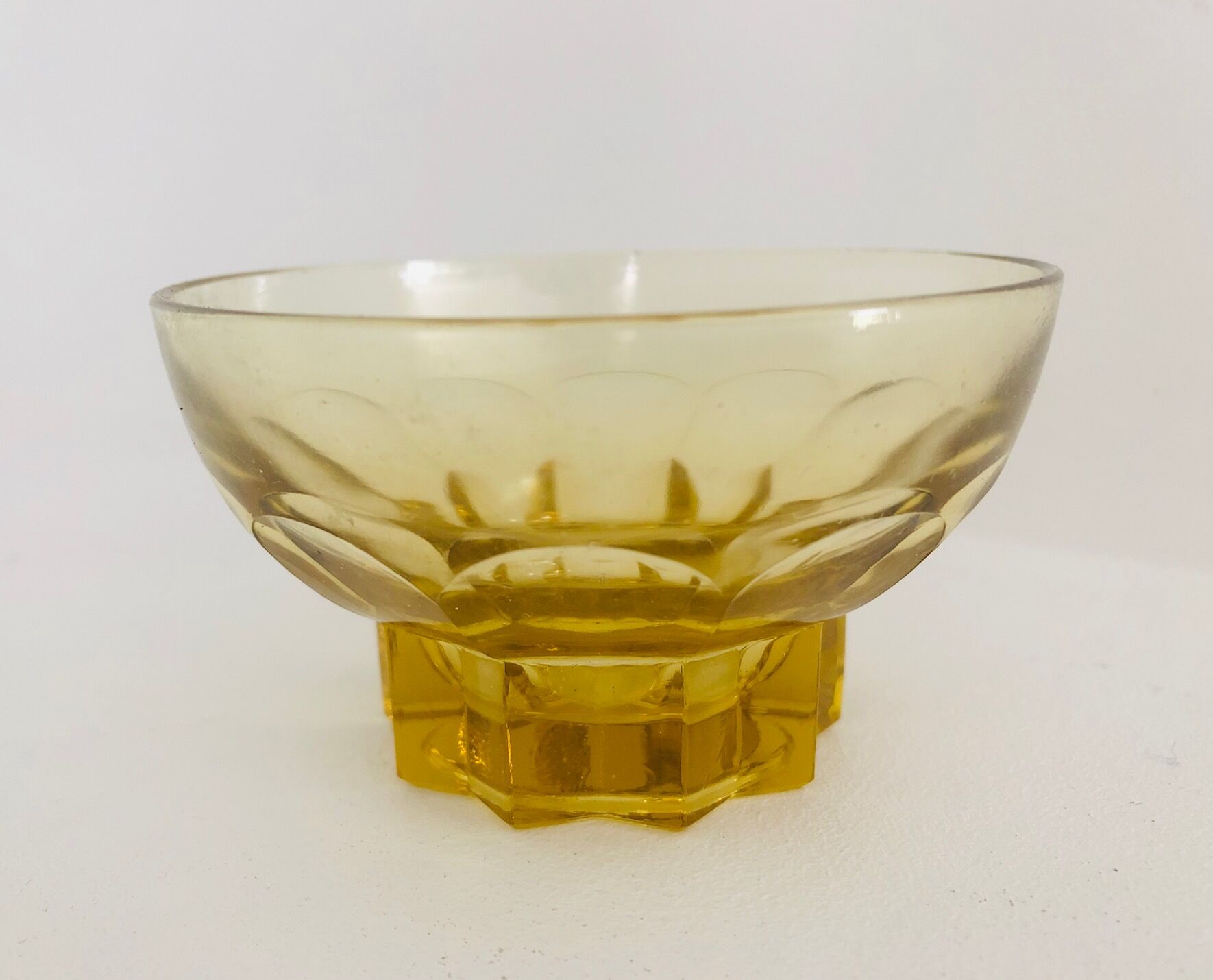 Lot of 7 yellow cups with footing in Star 50s . Art deco