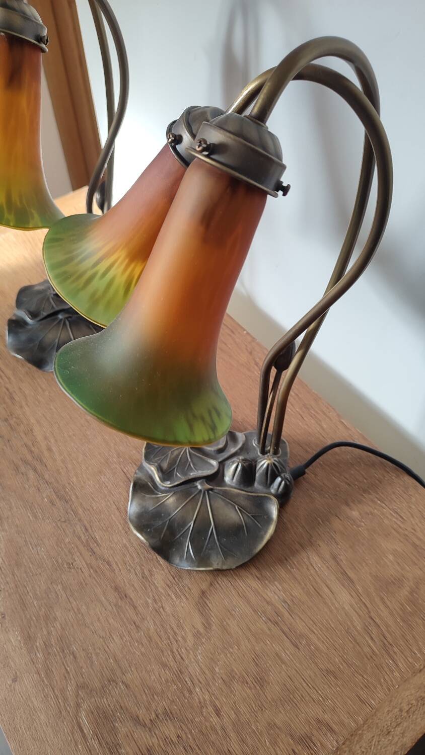 Deux lampes nénuphar en laiton et verre