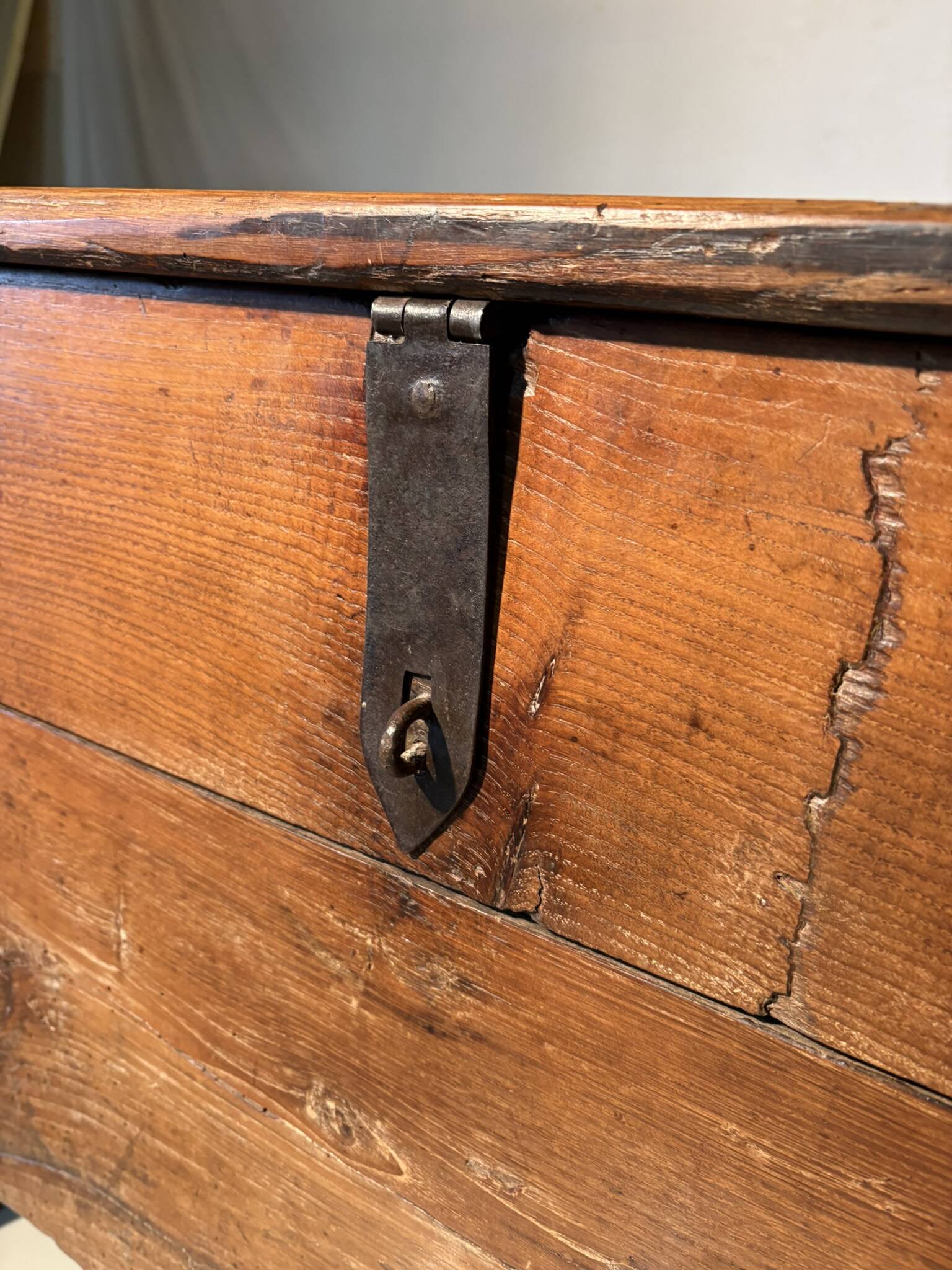 Rustic chest in old wood, original fittings