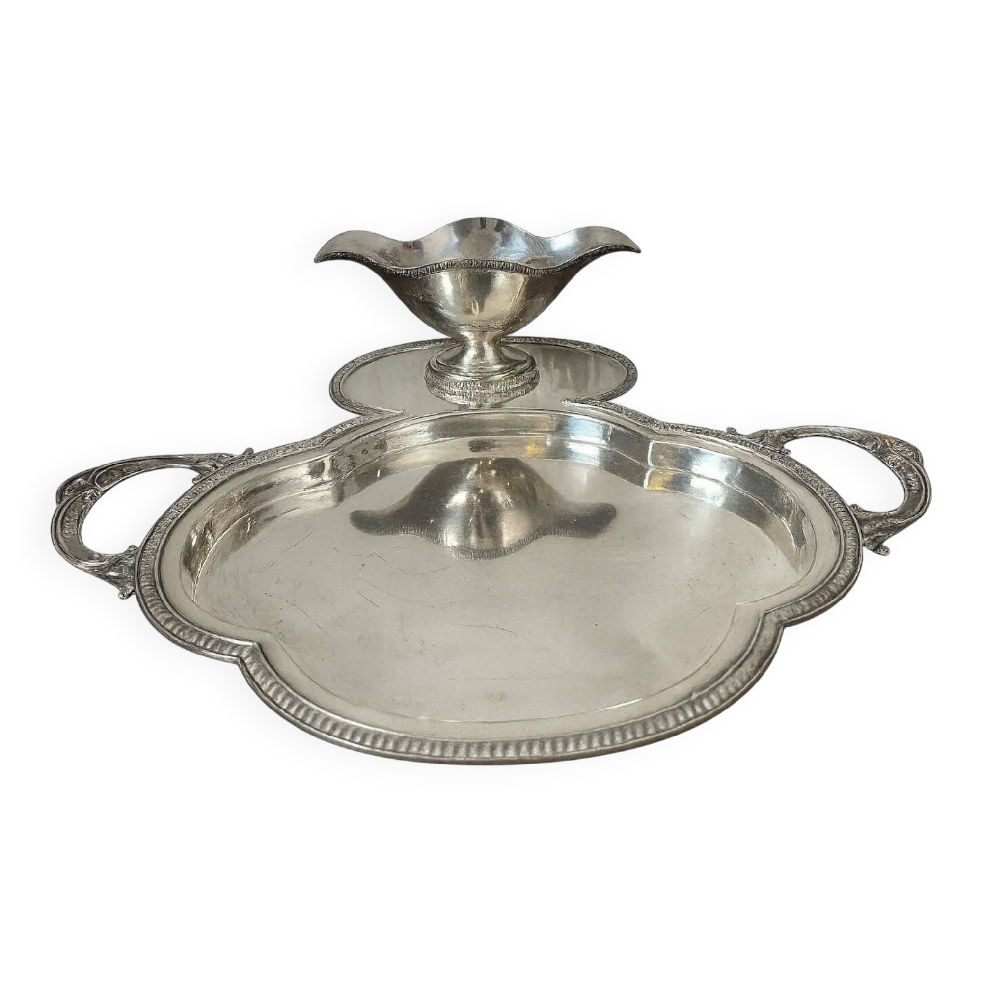 Presentation dish and its integrated sauceboat