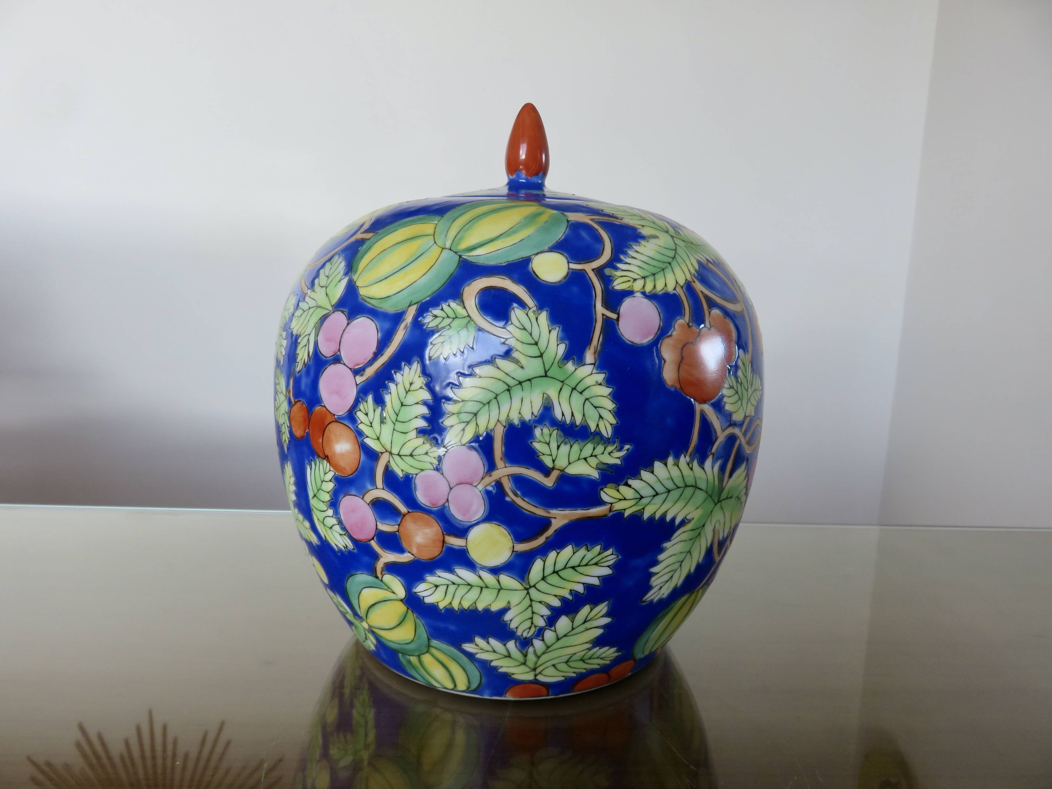 Large Chinese ginger jar in porcelain from the early 20th century.