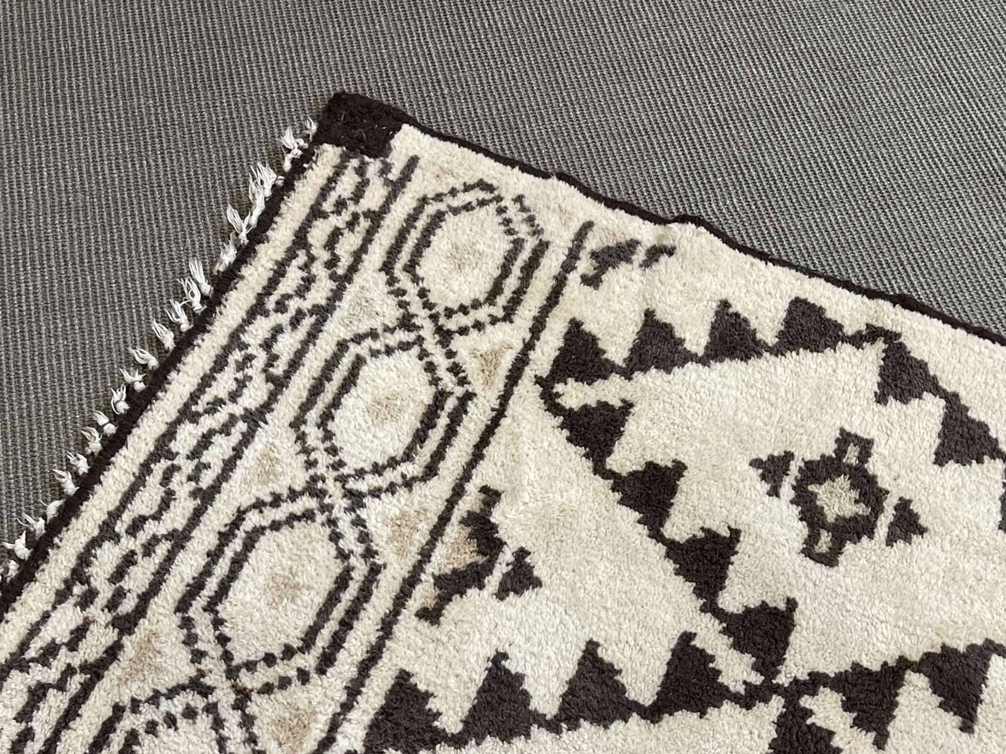 Handmade Moroccan wool rug - 1.70m x 1.20m.