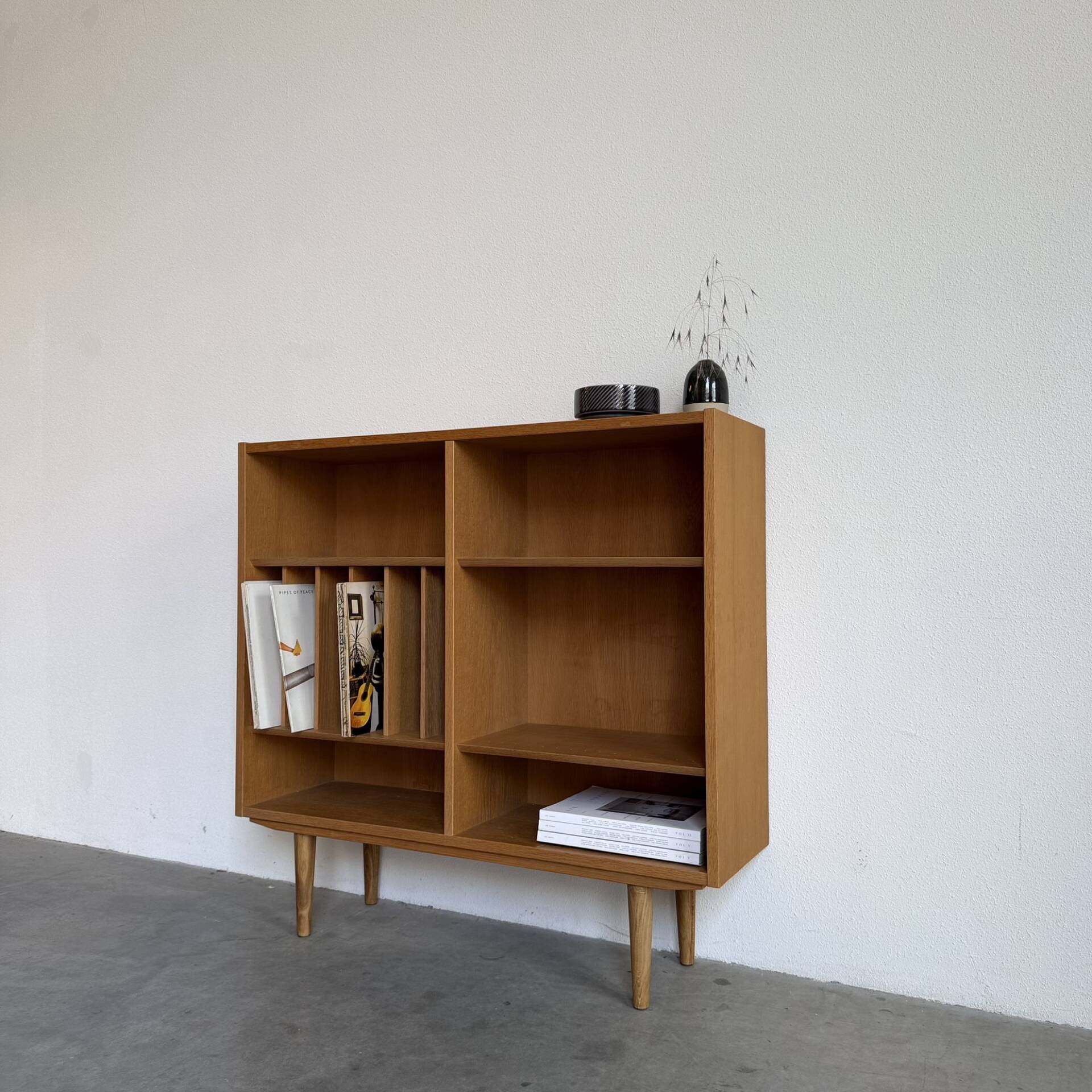 Vintage bookcase Hundevad oak vinyl
