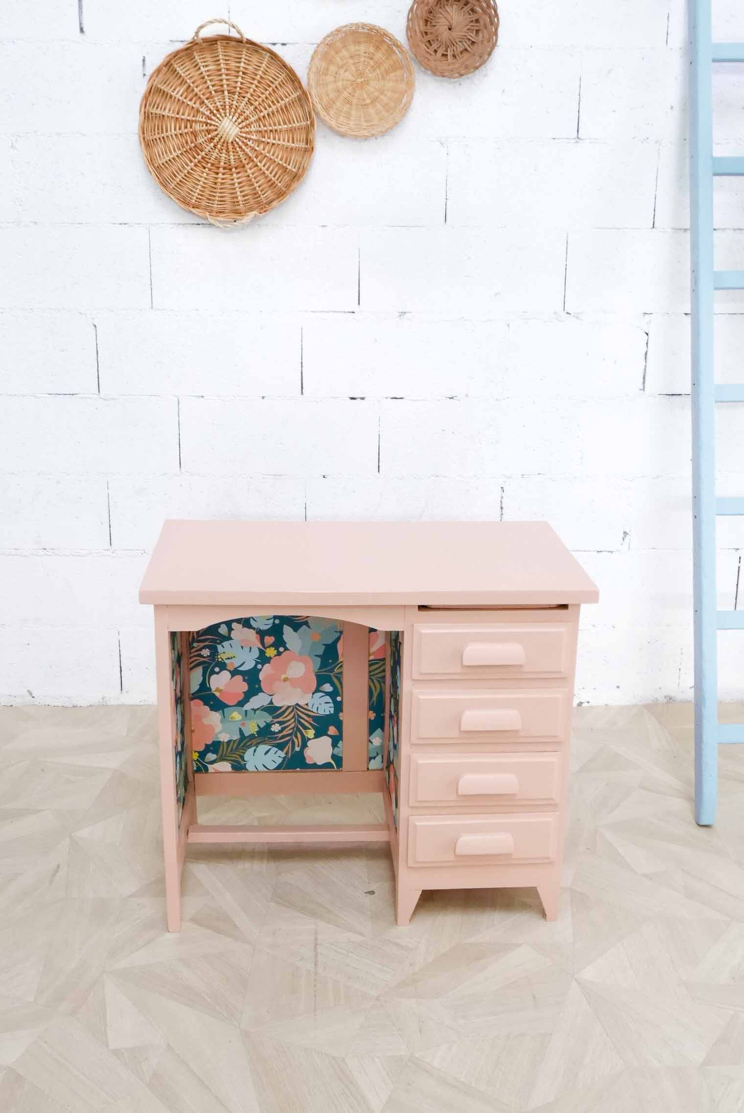 Desk pink nude