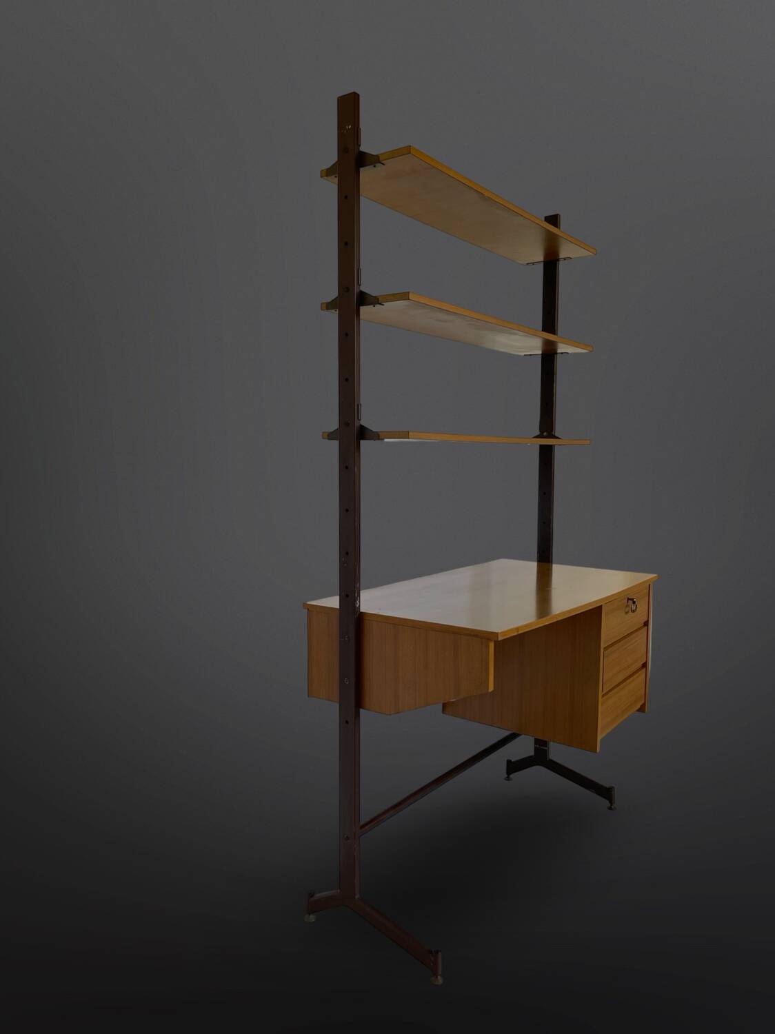 Bibliothèque italienne du milieu du siècle avec bureau.