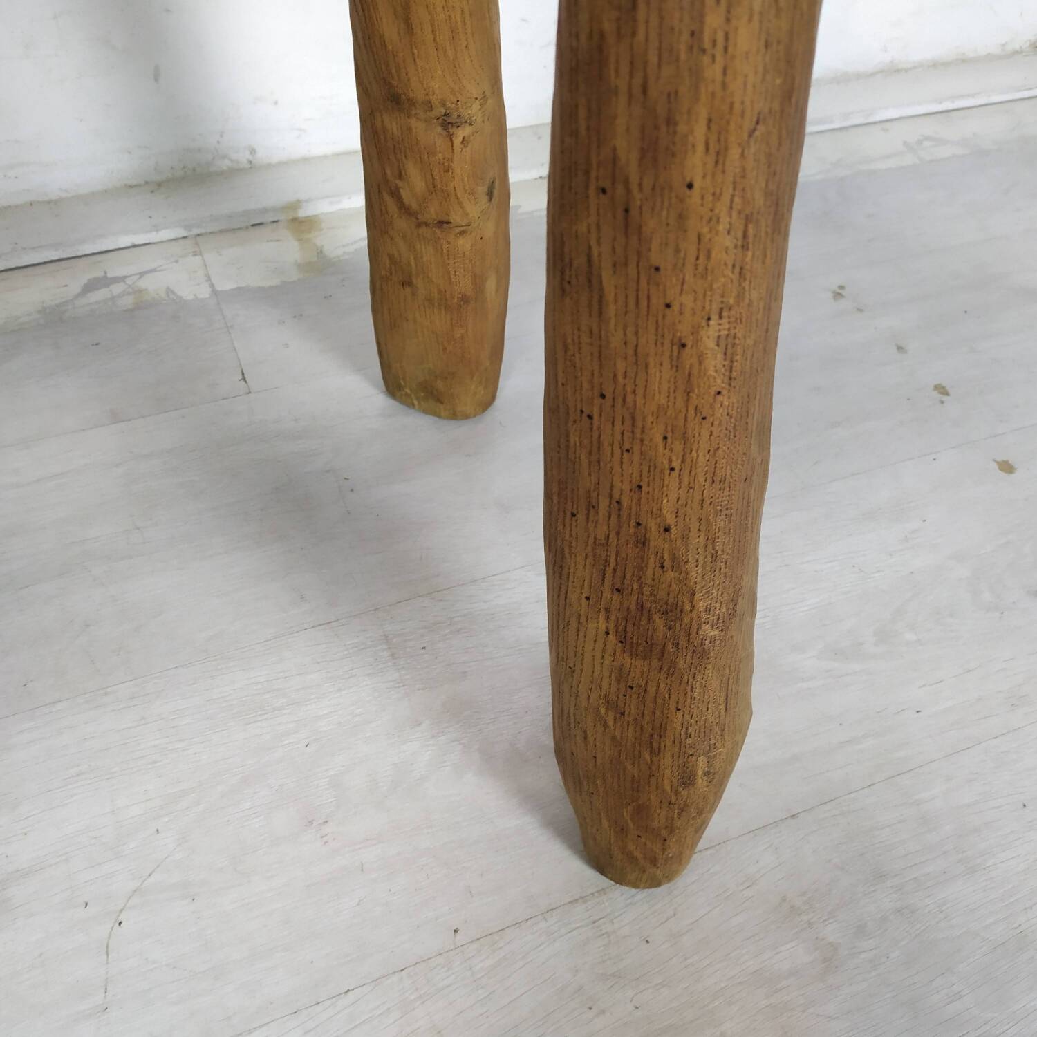 Table basse bois brutaliste