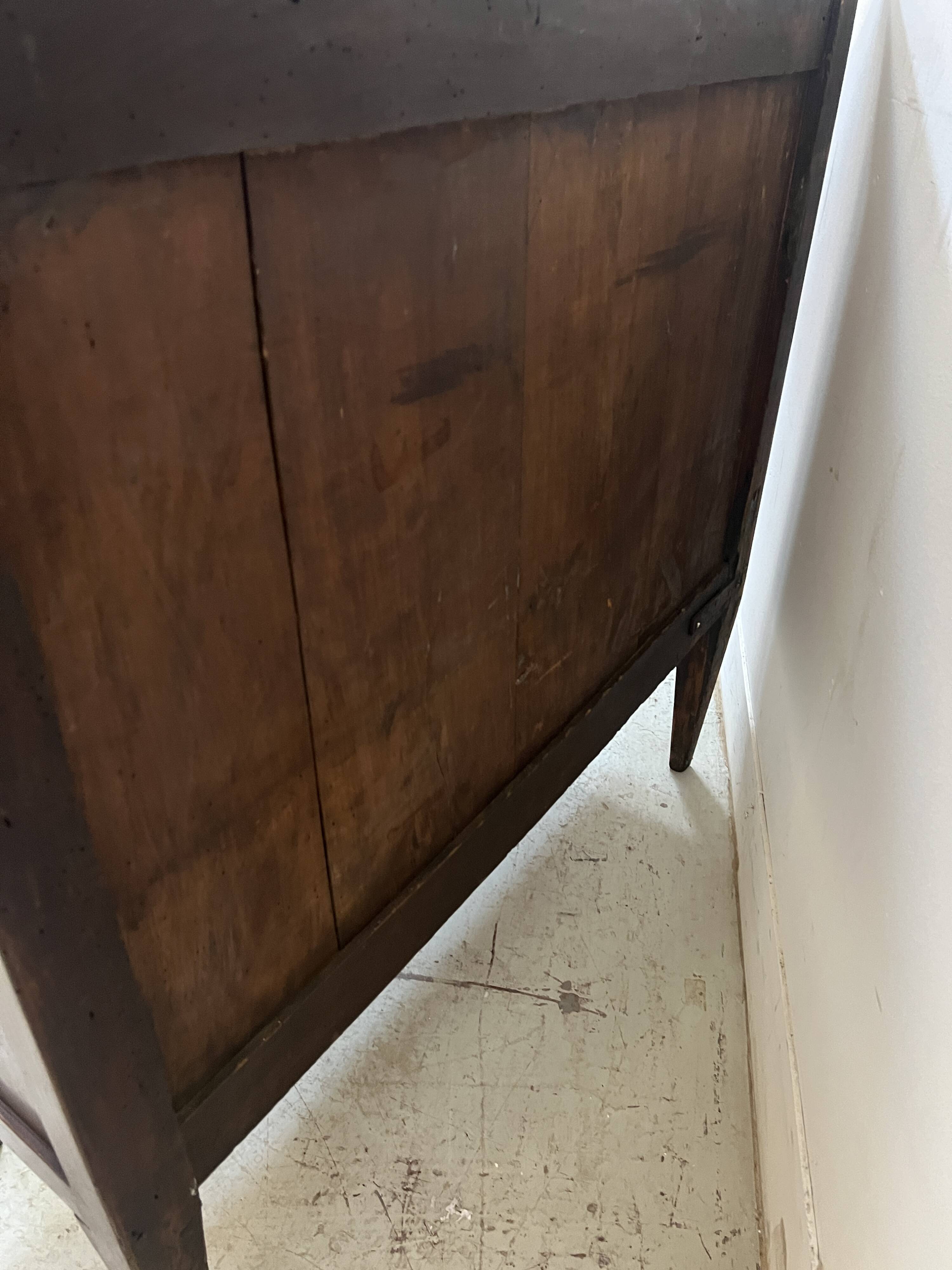 Commode de style Louis XVI en chêne massif XIX siècle