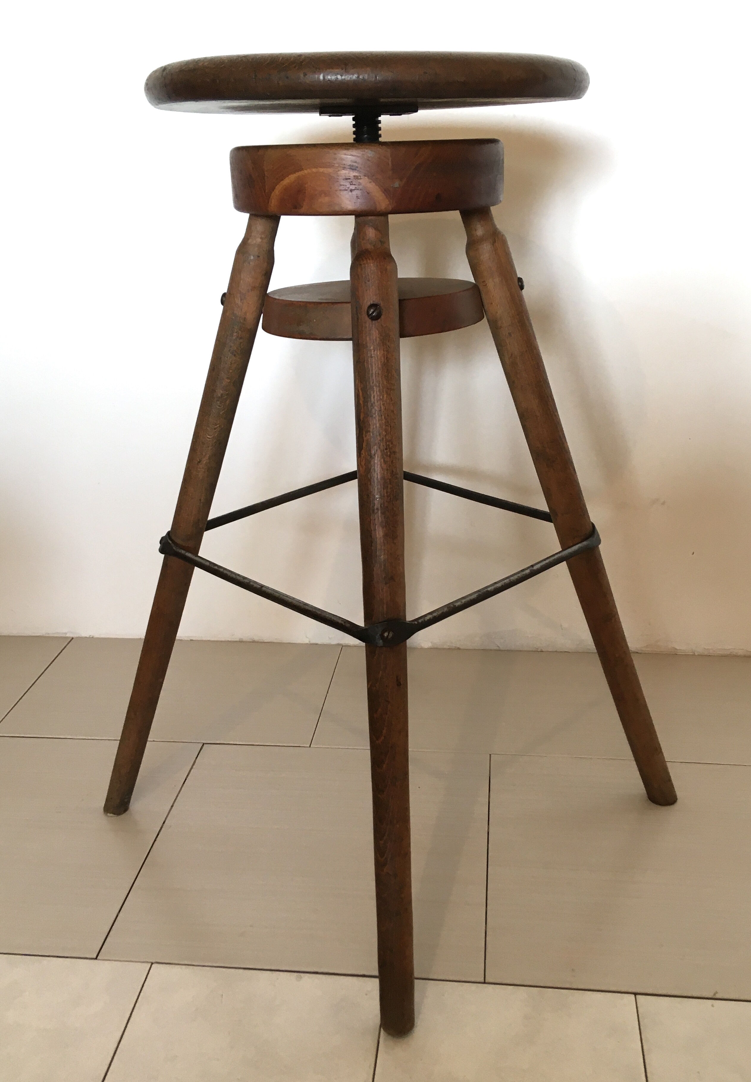 Adjustable screw stool