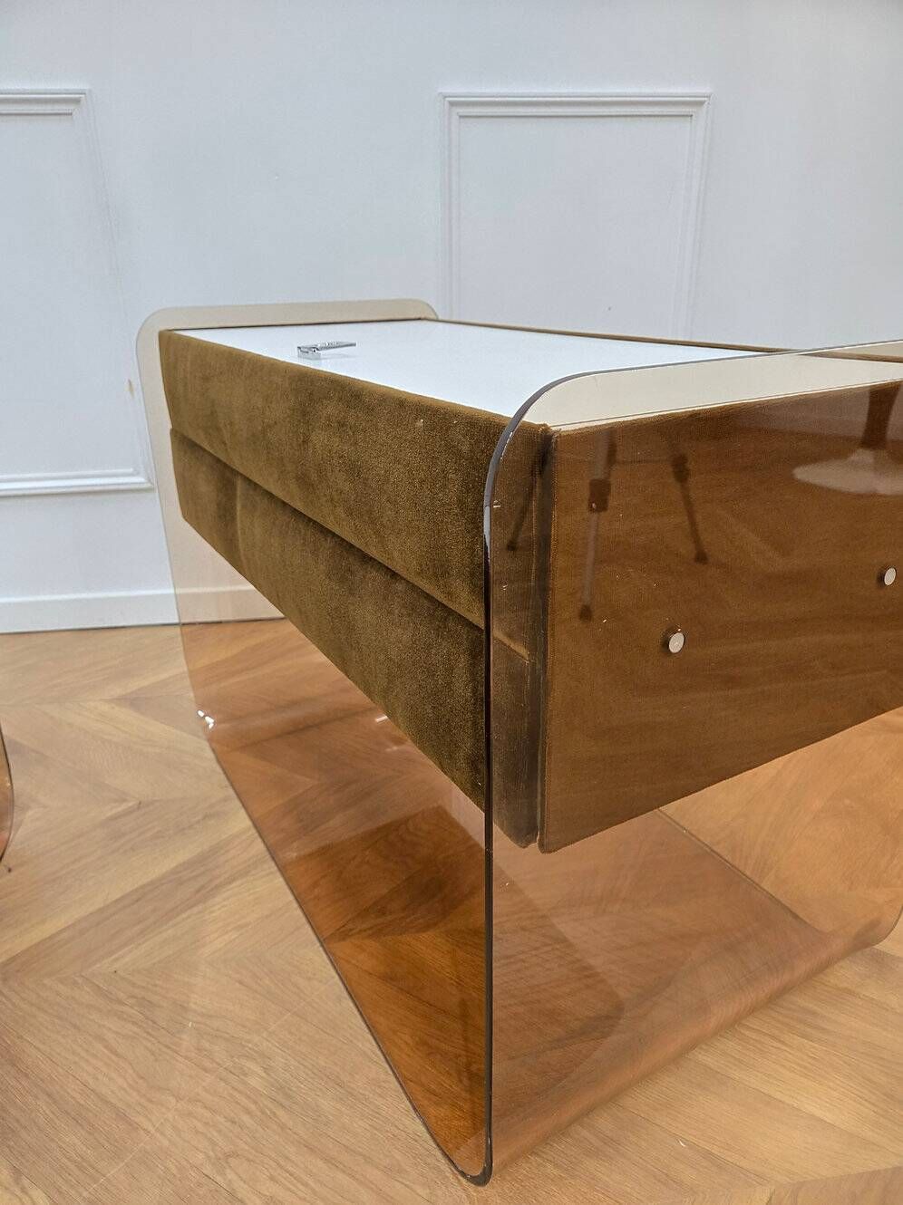 Commode / coiffeuse et chevet en plexiglass