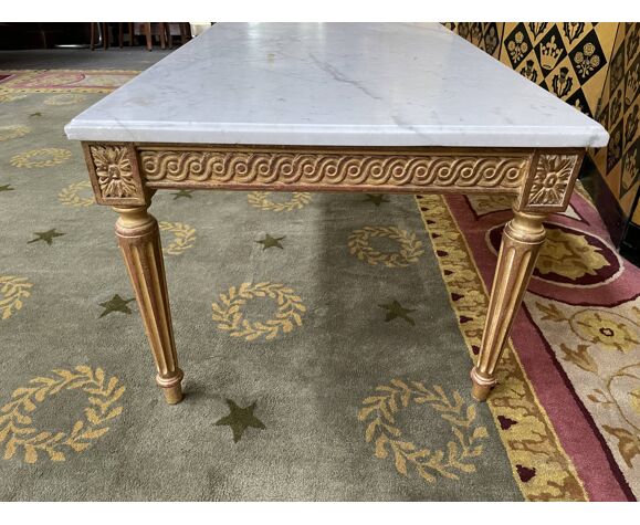Table basse de style Louis XVI en bois dorée et marbre de carrare | Selency
