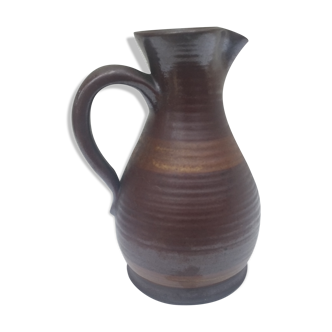 Pitcher in sandstone