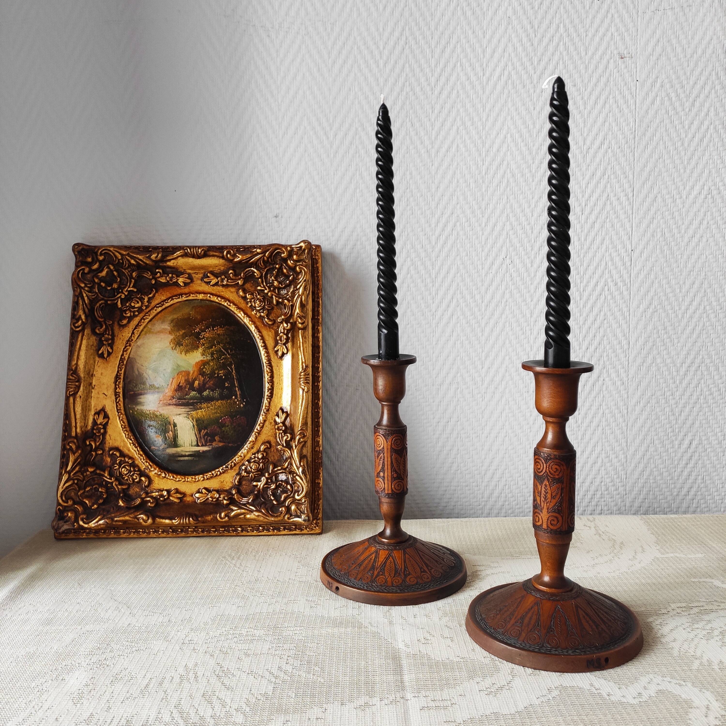 Paire de bougeoirs en bois sculpté