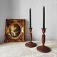 Paire de bougeoirs en bois sculpté