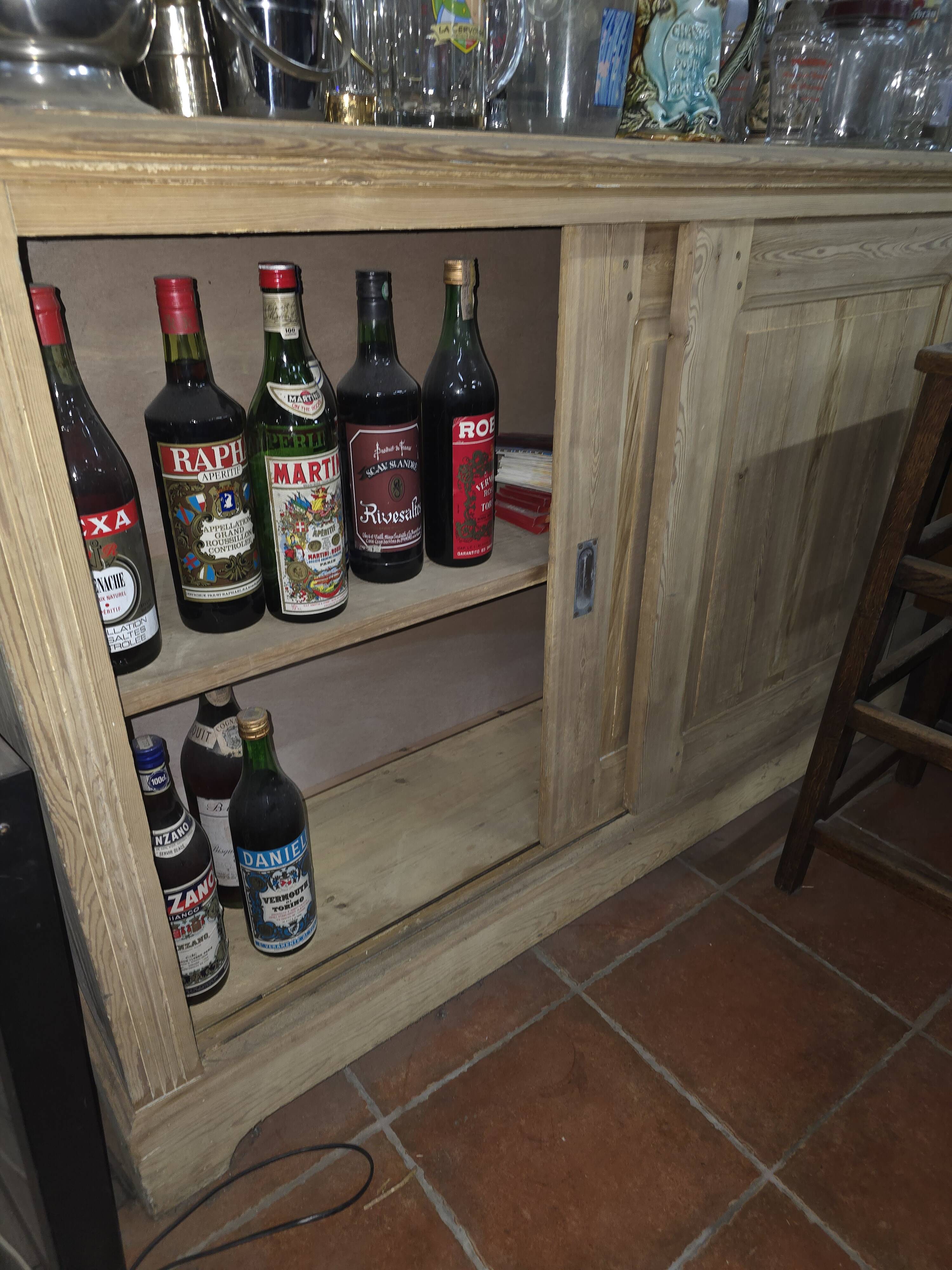 Fir bar glass, back bar