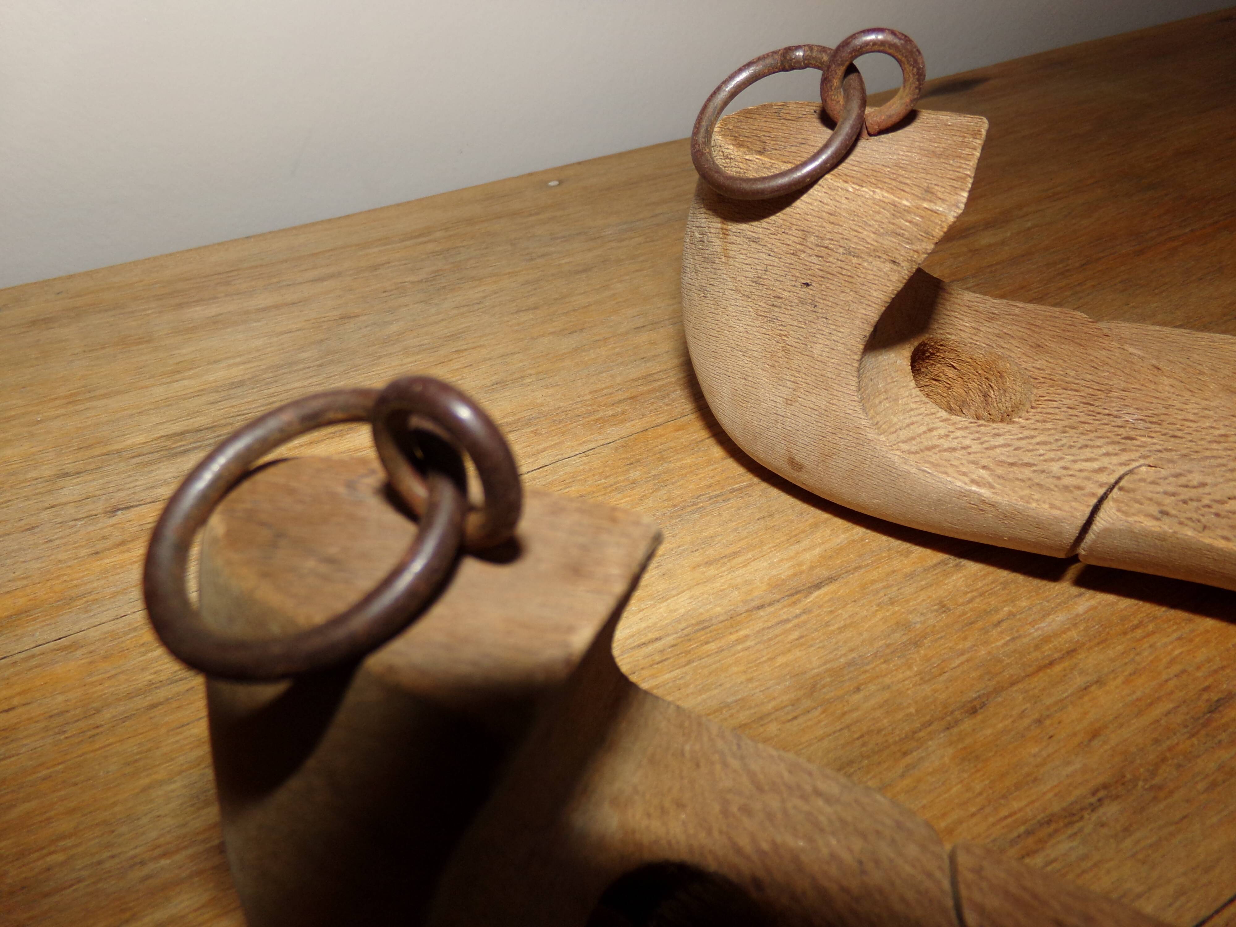 Paire d'embauchoirs en bois brut