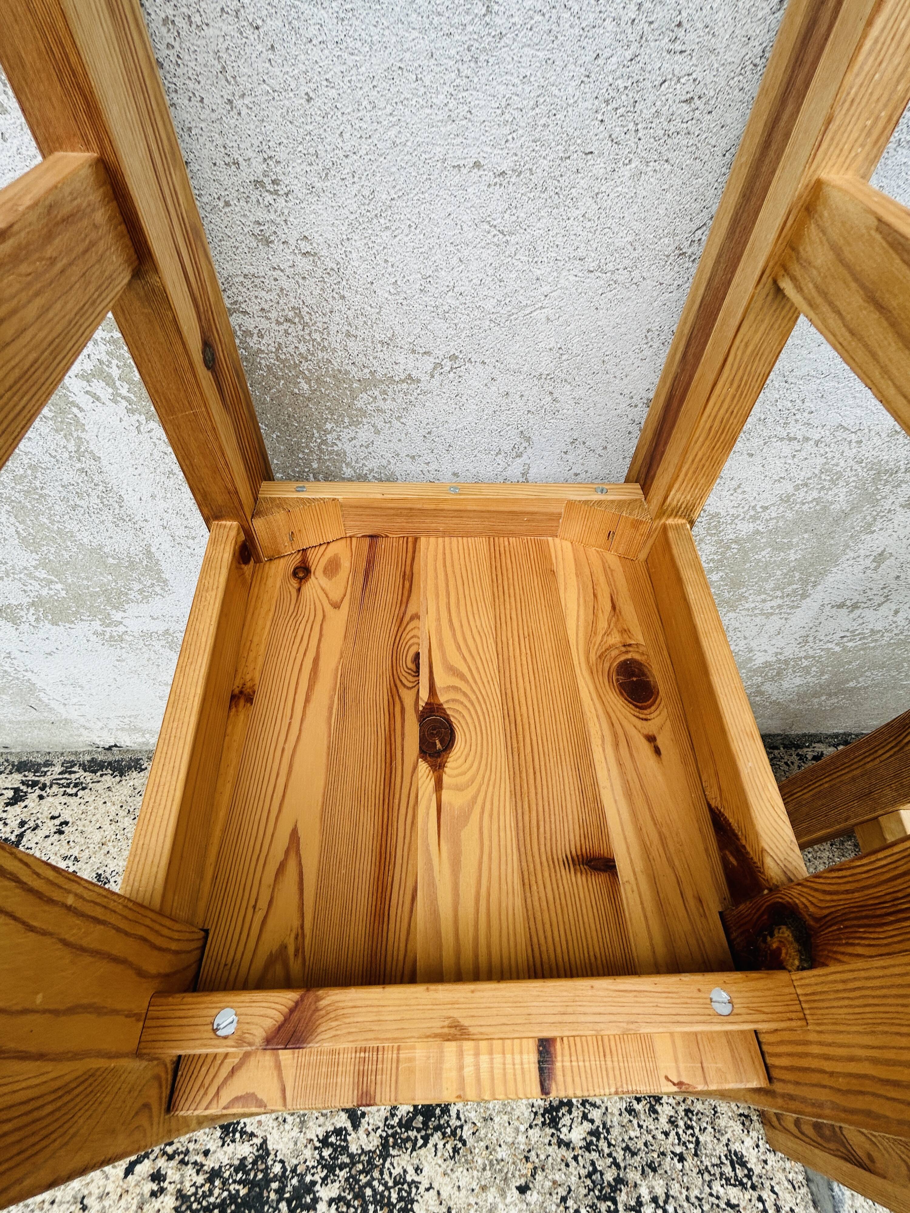 6 chaises brutalistes en pin massif