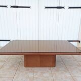 Table basse design en cuir et plateau en verre