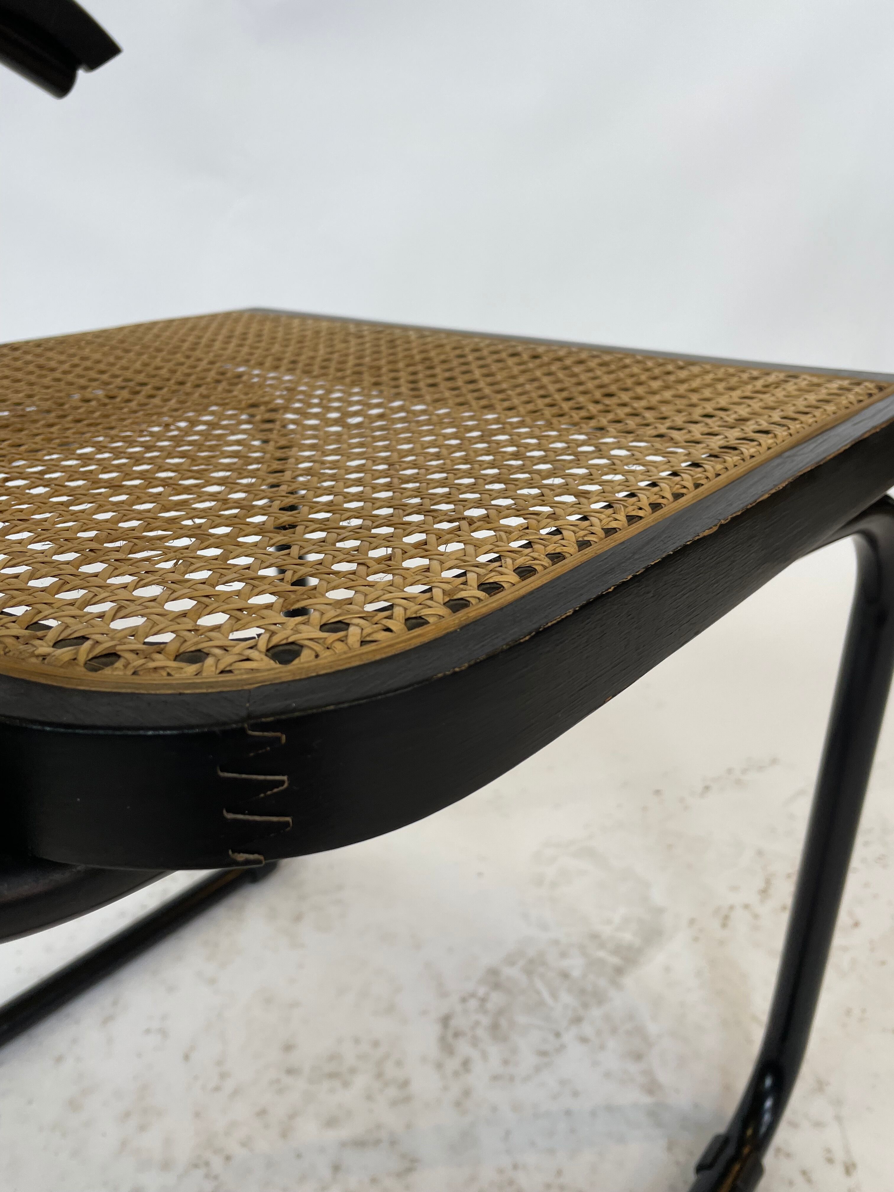 Cesca chair B64 with armrests by Marcel Breuer Design in black
