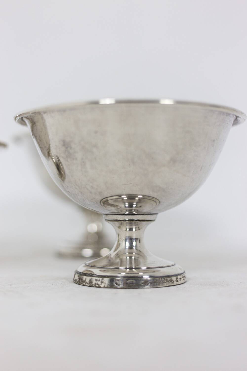 Coupe en métal argenté. Époque 1950.