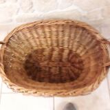 Oval wicker basket with handles