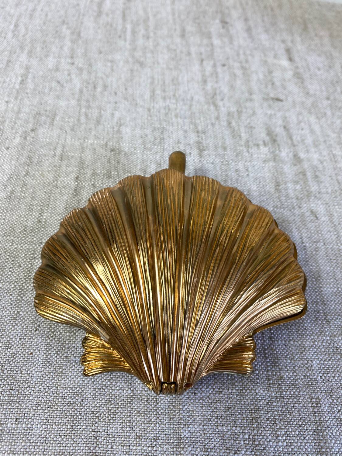 Brass scallop shell emptier