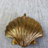 Brass scallop shell emptier