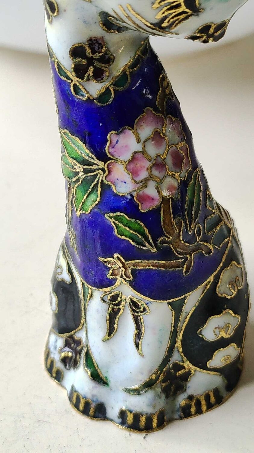 Chinese cat figurine in bronze / brass enamel cloisonné. floral motifs, gold inclusions