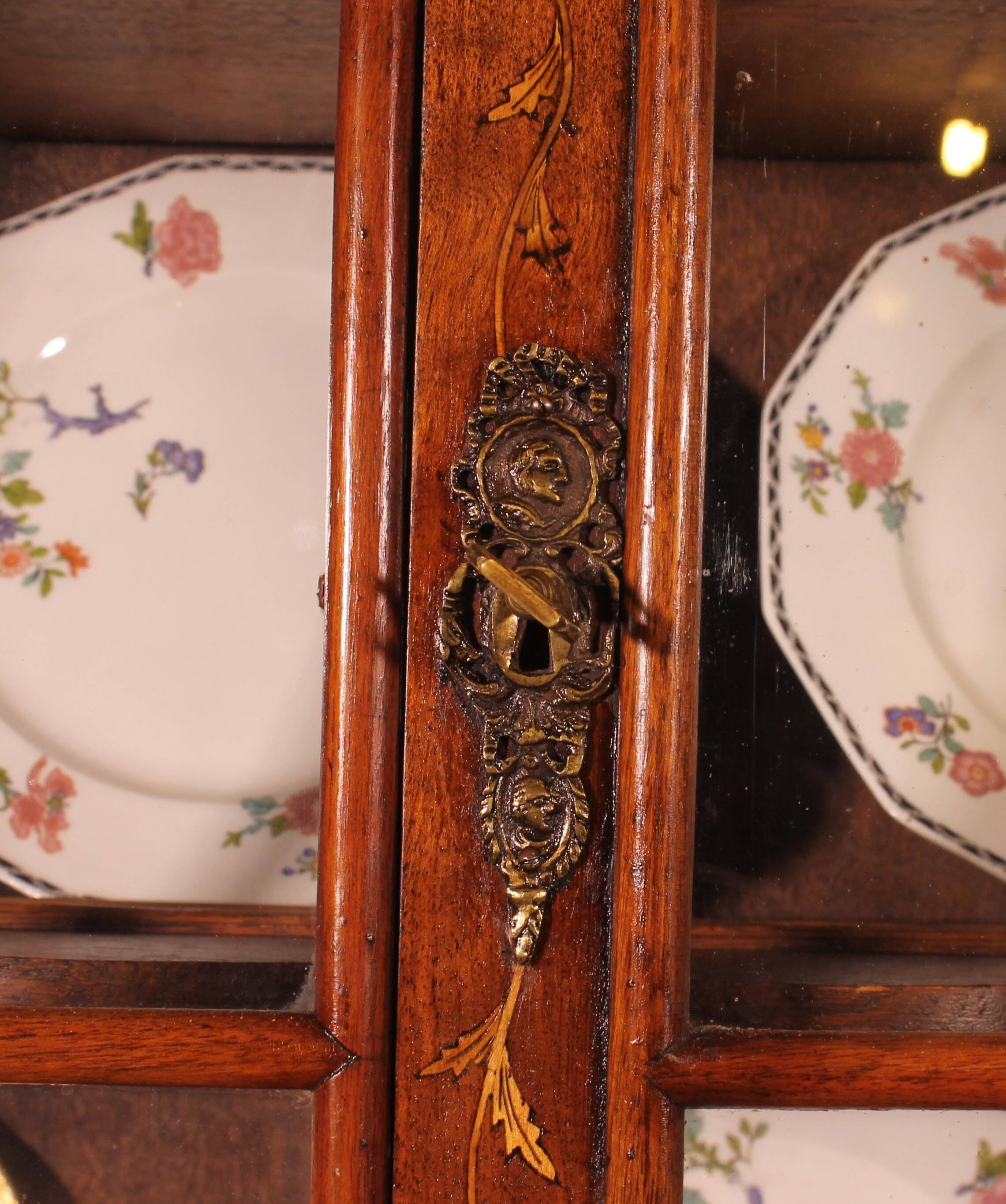 Vitrine hollandaise en marqueterie circa 1800