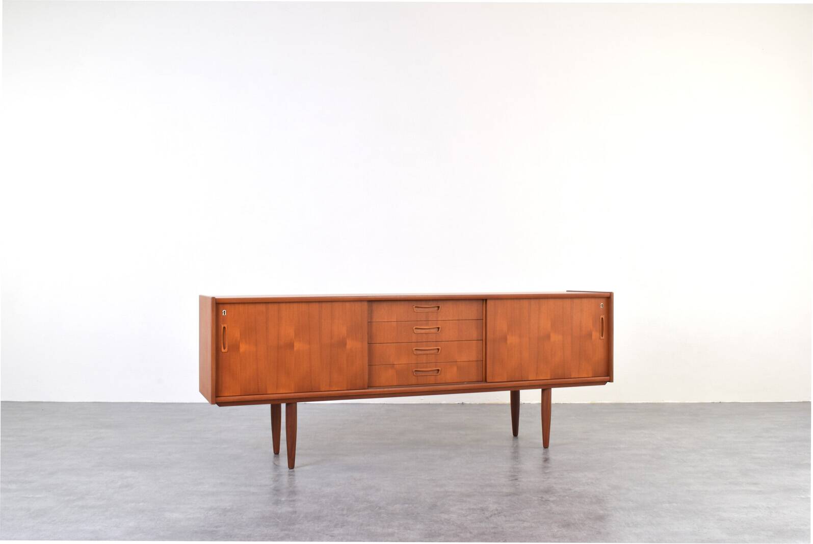 Buffet en teck danois du milieu du siècle, années 1960.