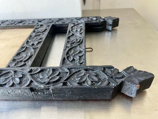 Cadre antique en bois avec sculptures de fleurs 42 cm x 19 cm