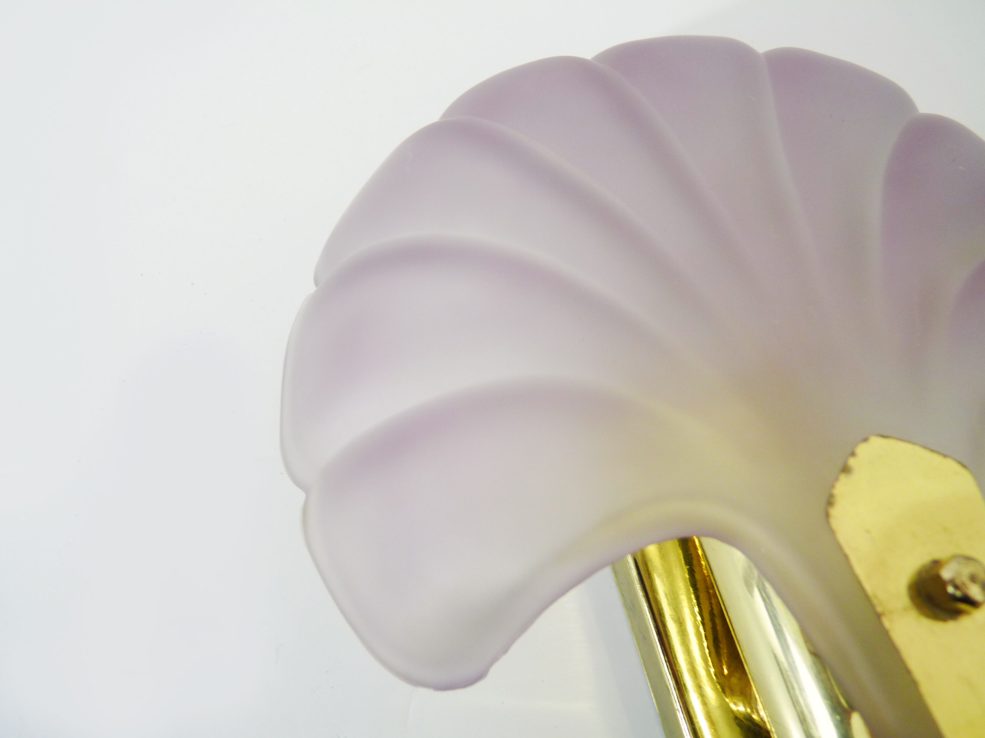 Wall wall lamp shell in pink scribbled glass, gilded metal and brass. Year 70