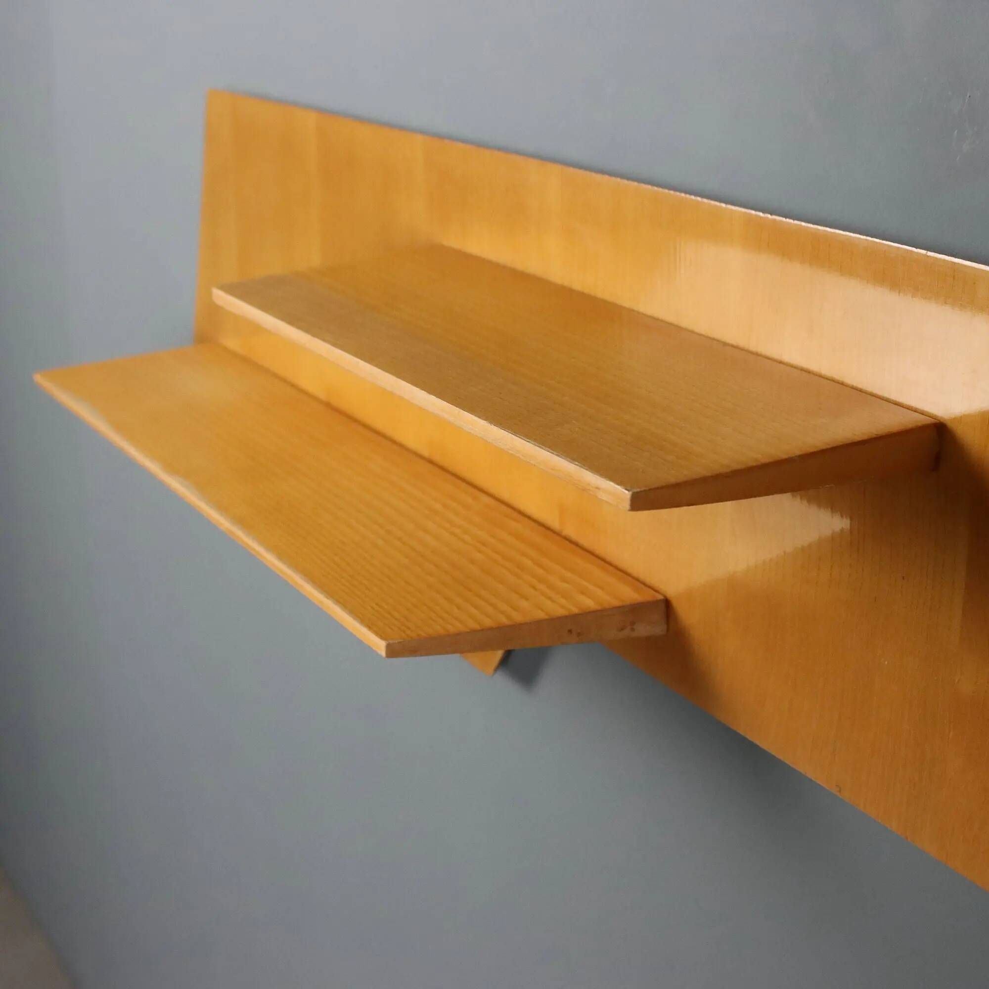 Vintage maple shelf with decoration, Italian design from the 1960s.