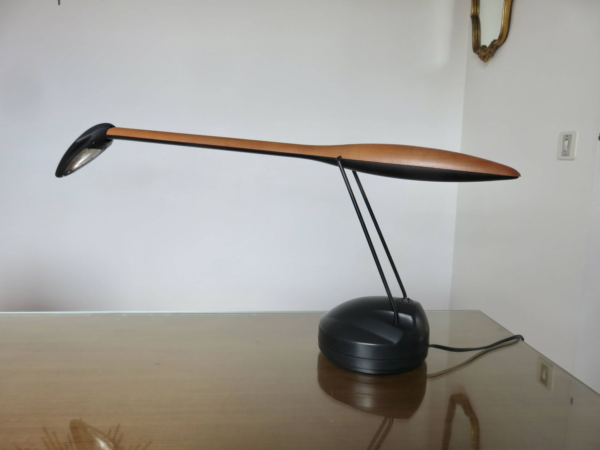 Lampe de bureau zoomorphe en merisier et polycarbonate