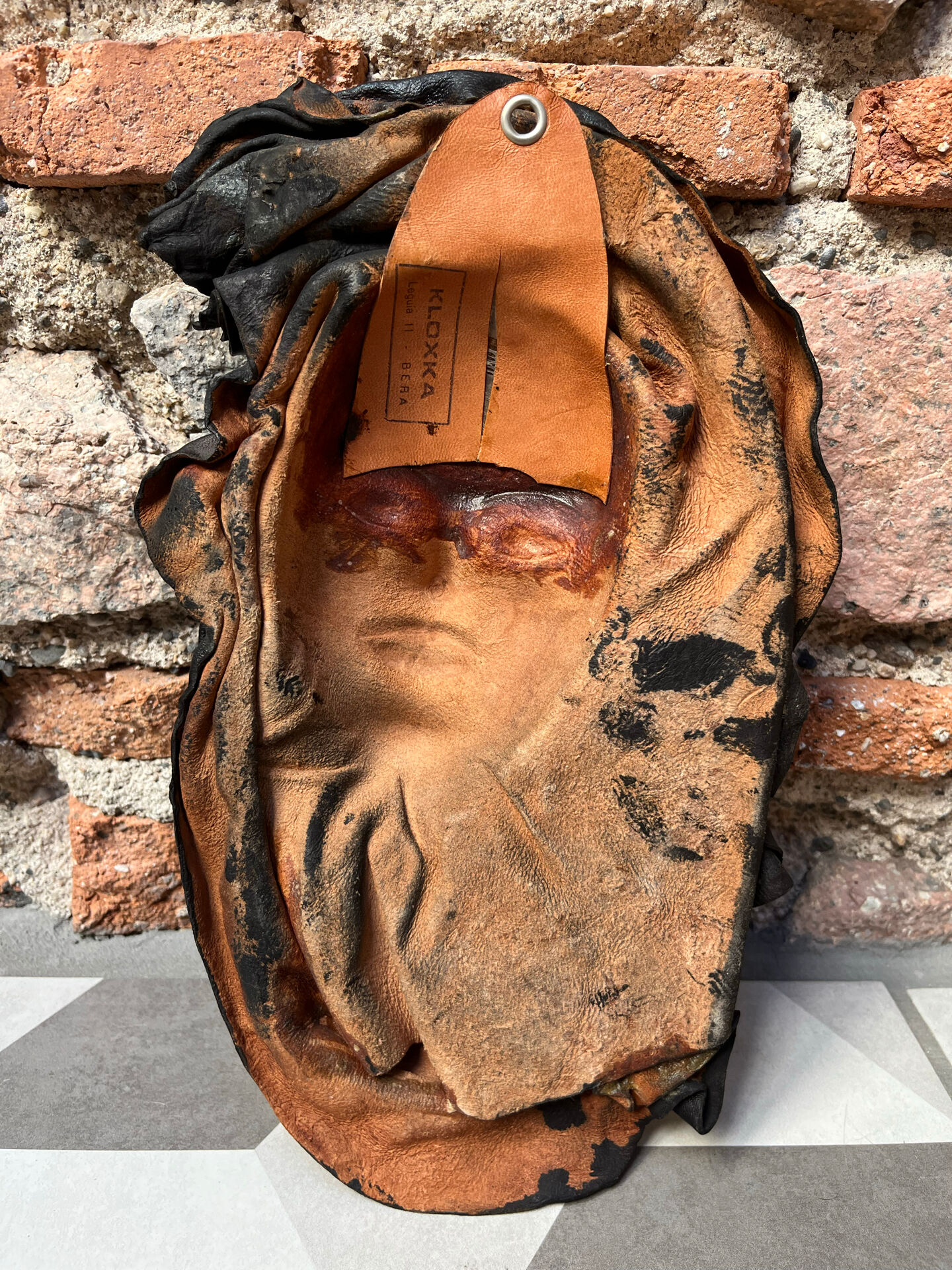 Masque vintage visage de femme en cuir